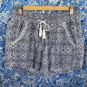 Briggs Ikat blue & white shorts size Medium